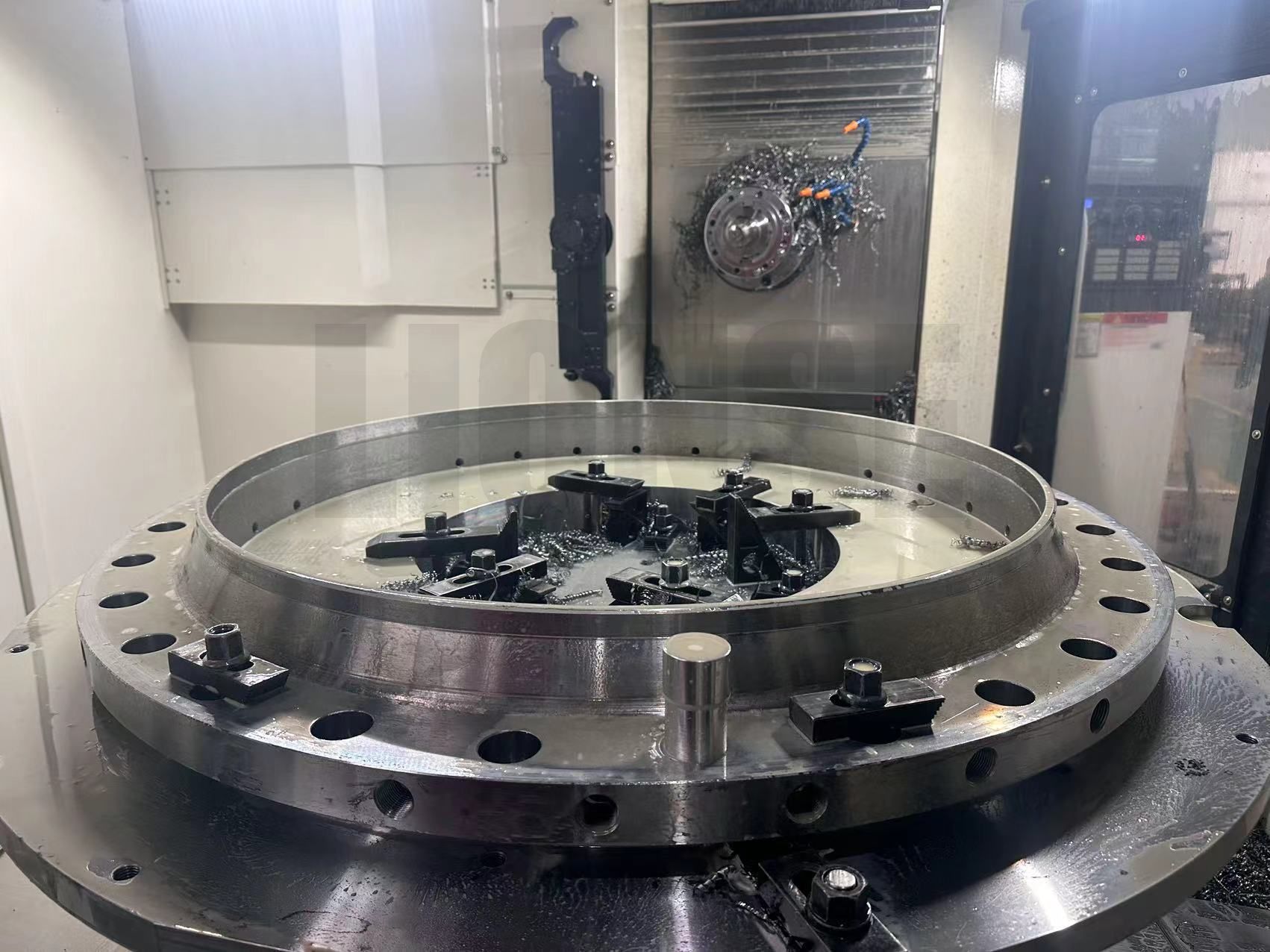 Како осигурати вертикалност рупе при бушењу прирубница великог пречника?