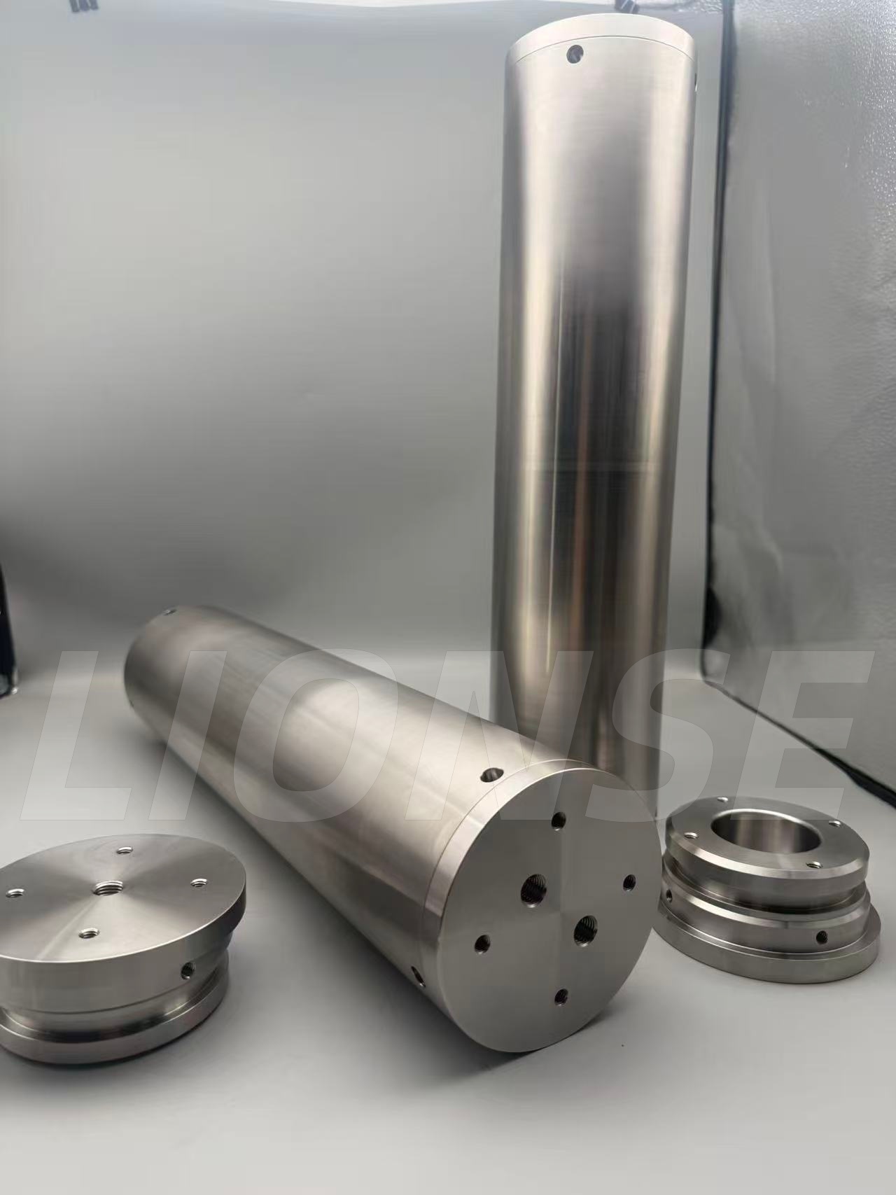 Зашто неки људи бирају нерђајући челик, а не легуру титанијума за спољни омотач запечаћене кабине која се користи у истраживању дубоког мора?